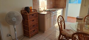 Refrigerador, microondas, placa de cocina, cafetera/tetera