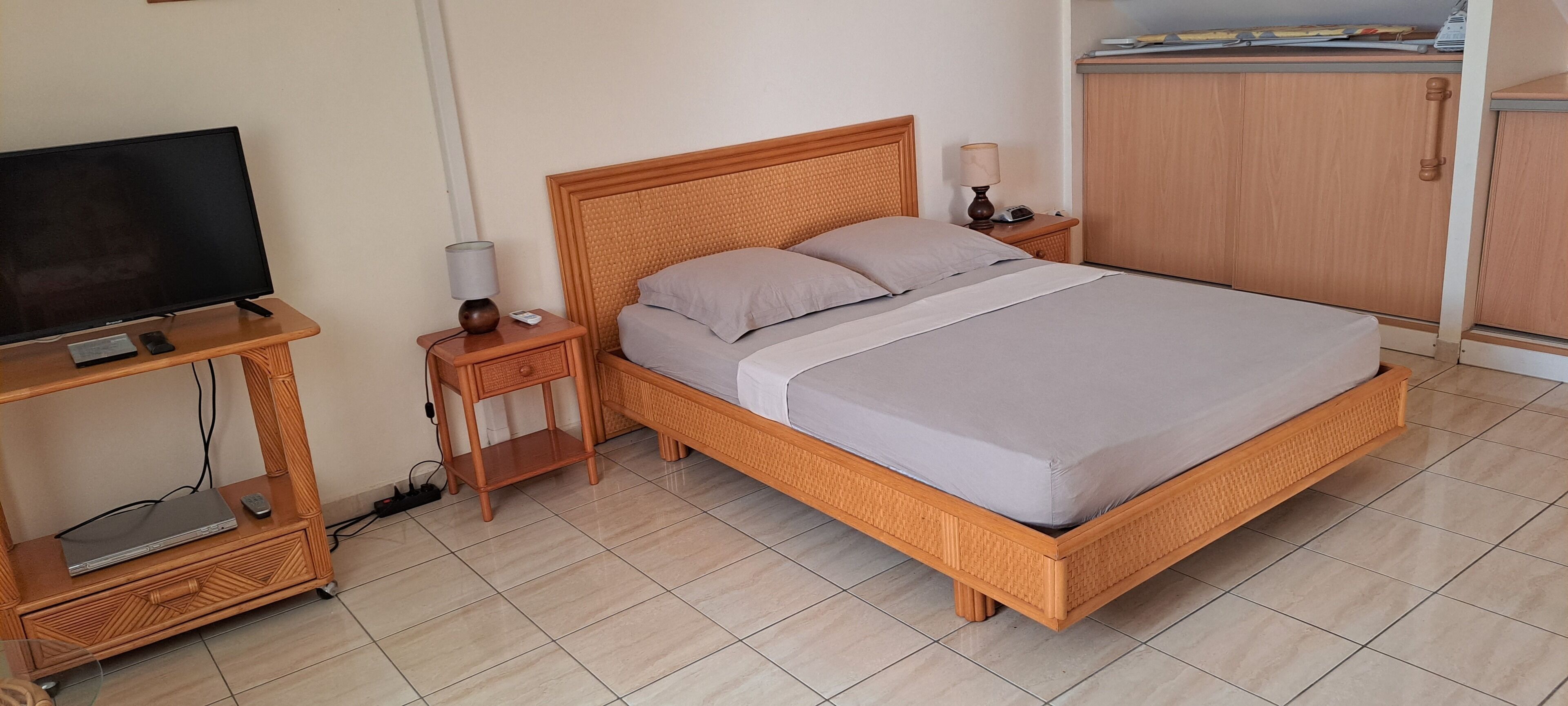 1 quarto, escrivaninha, ferros/tábuas de passar roupa, Wi-Fi de cortesia