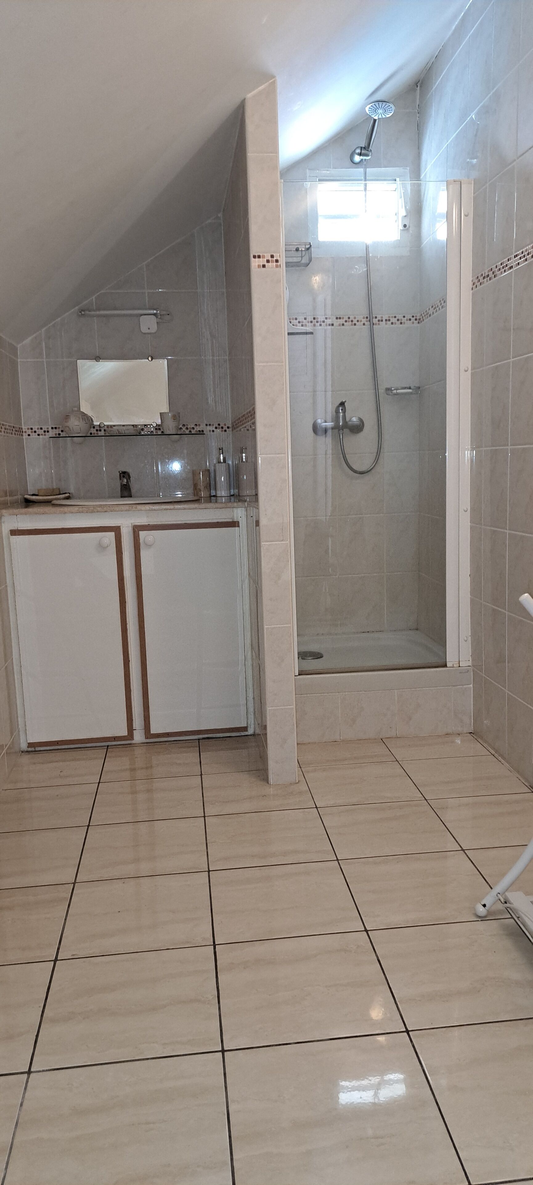Een douche, een haardroger, handdoeken, zeep
