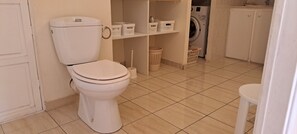 Shower, hair dryer, towels, soap - Spacious two-room apartment in Baie-Mahault  (Baie-Mahault)