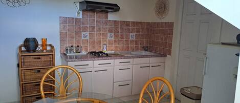 Réfrigérateur, micro-ondes, plaque de cuisson, cafetière/bouilloire