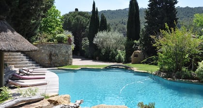 PRETTY VINEYARD COTTAGE ON PROPERTY 12 MINS FROM BANDOL AND BEACHES CLIM SWIMMING POOL