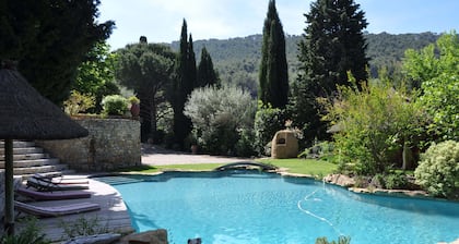 PRETTY VINEYARD COTTAGE ON PROPERTY 12 MINS FROM BANDOL AND BEACHES CLIM SWIMMING POOL