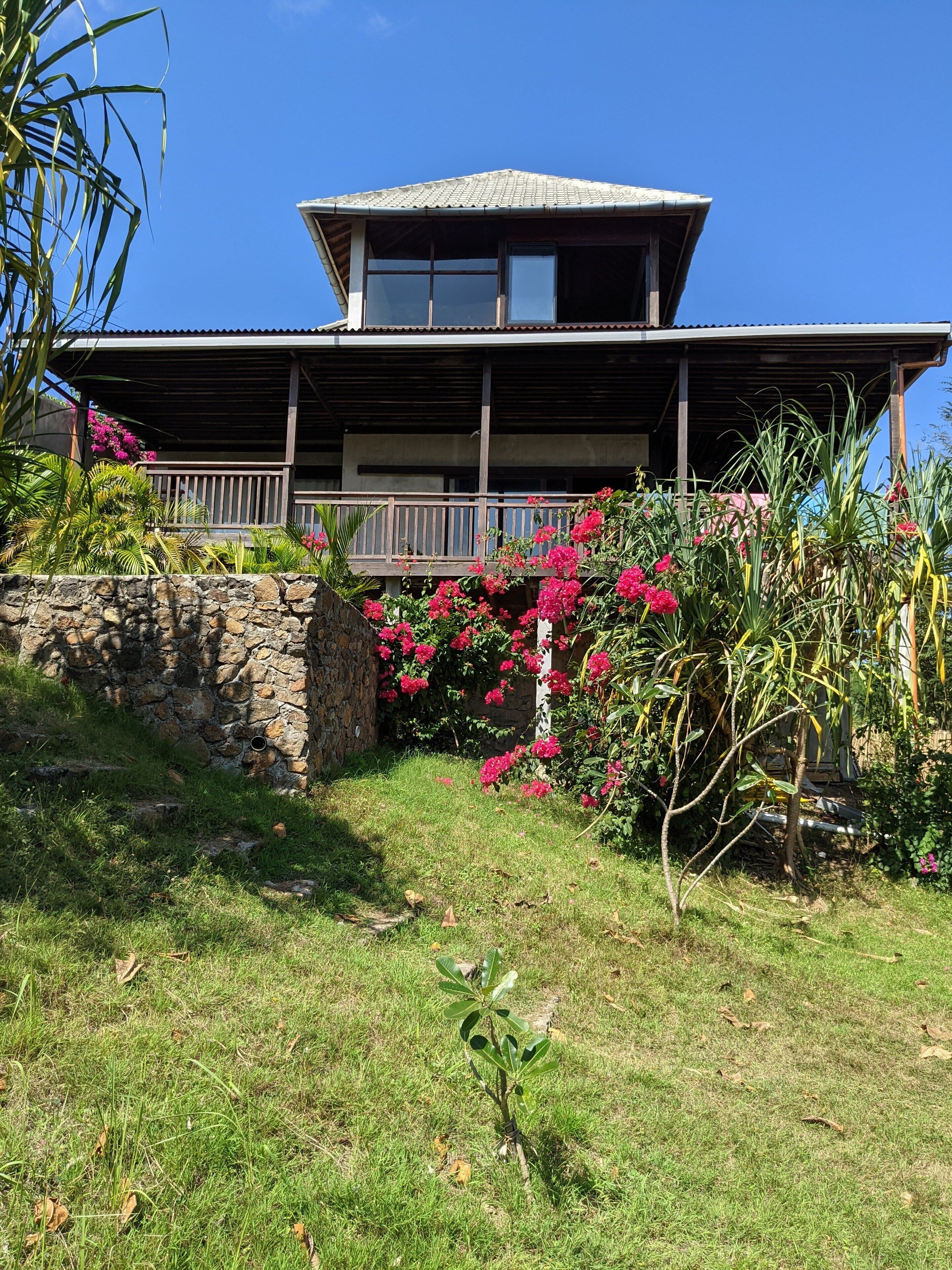 The Watch House, Gerupuk Bay - Tropical Villa in Surfers Paradise