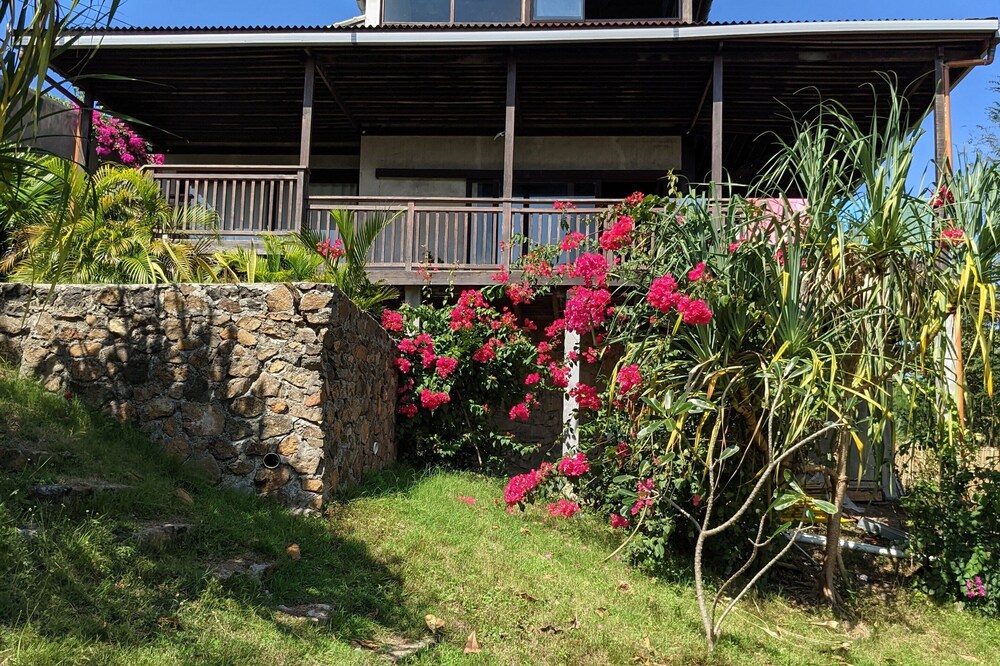 The Watch House, Gerupuk Bay - Tropical Villa in Surfers Paradise