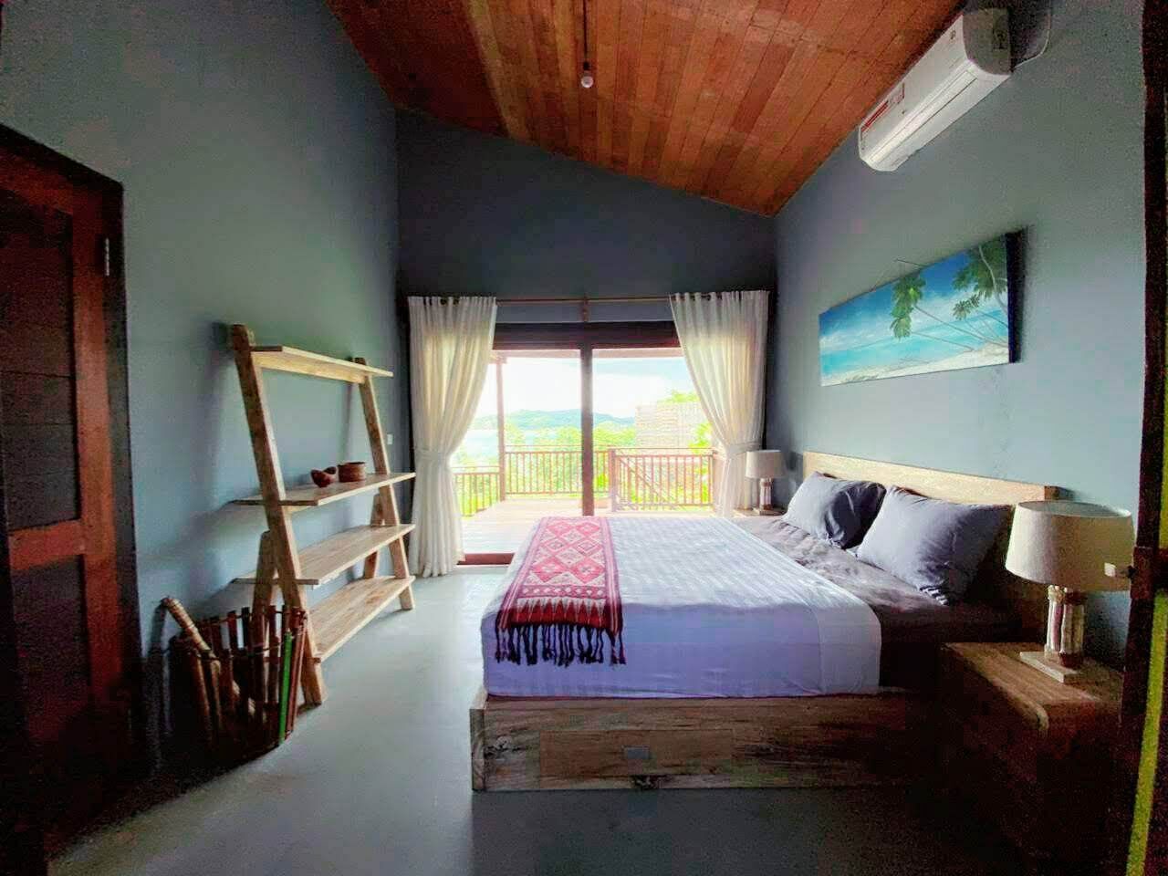 The Watch House, Gerupuk Bay - Tropical Villa in Surfers Paradise