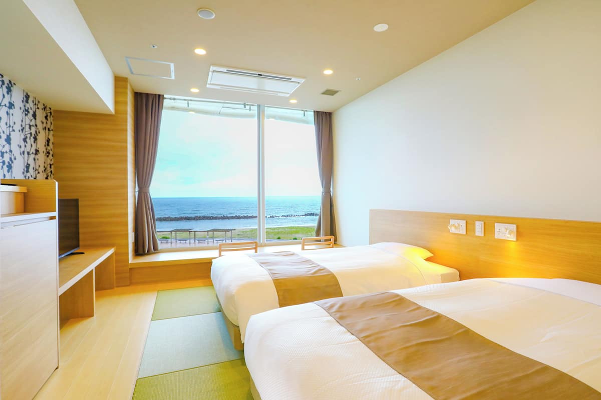 In-room safe, blackout curtains, free WiFi, bed sheets