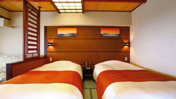 Habitación de hotel con dos camas, cabecero de madera, obra de arte en la pared y una mesita entre las camas.