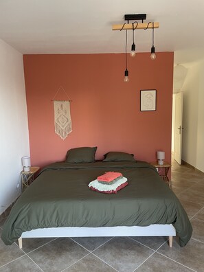 2 dormitoris, escriptori i planxa i posts de planxar 