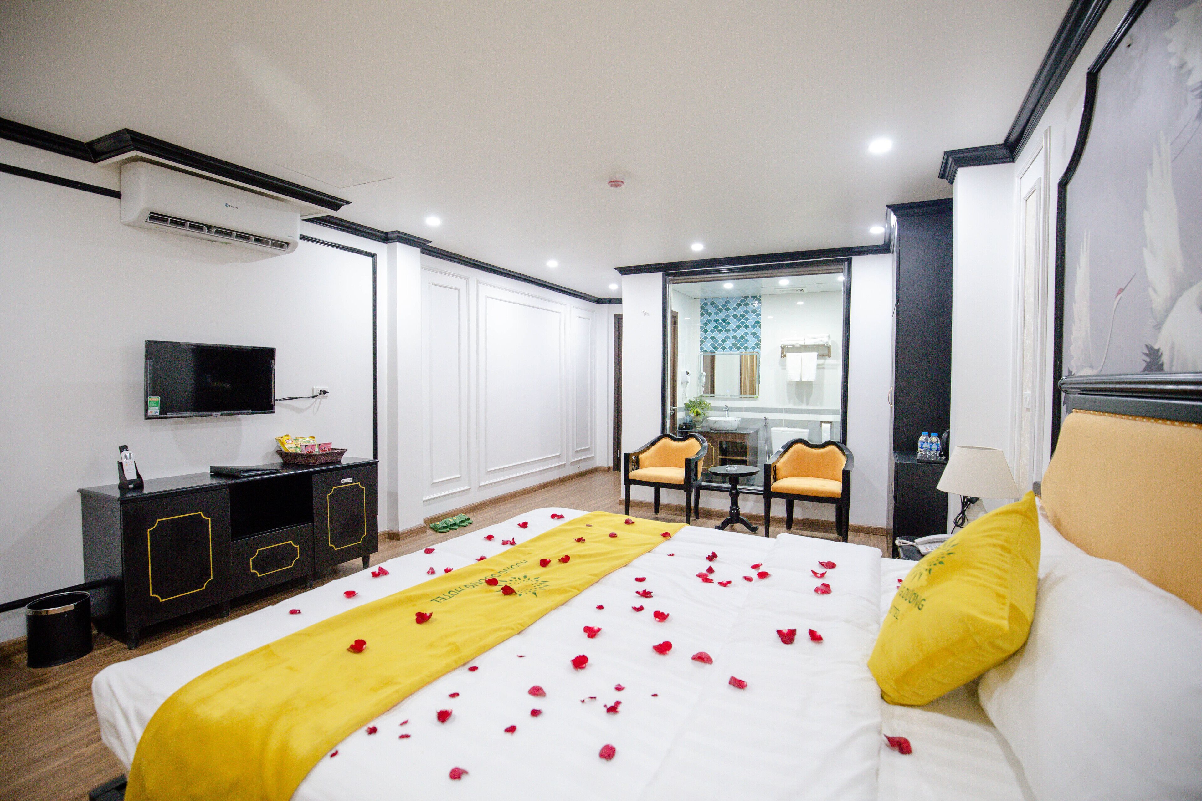 Kamar Deluks, 1 Tempat Tidur King, pemandangan kota | Seprai premium, busa memori, brankas, dan meja kerja