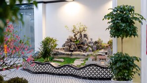 A model landscape with rocks, a tree, and a small building. - Huong Duong Hotel Thanh Hoa (Hac Thanh)
