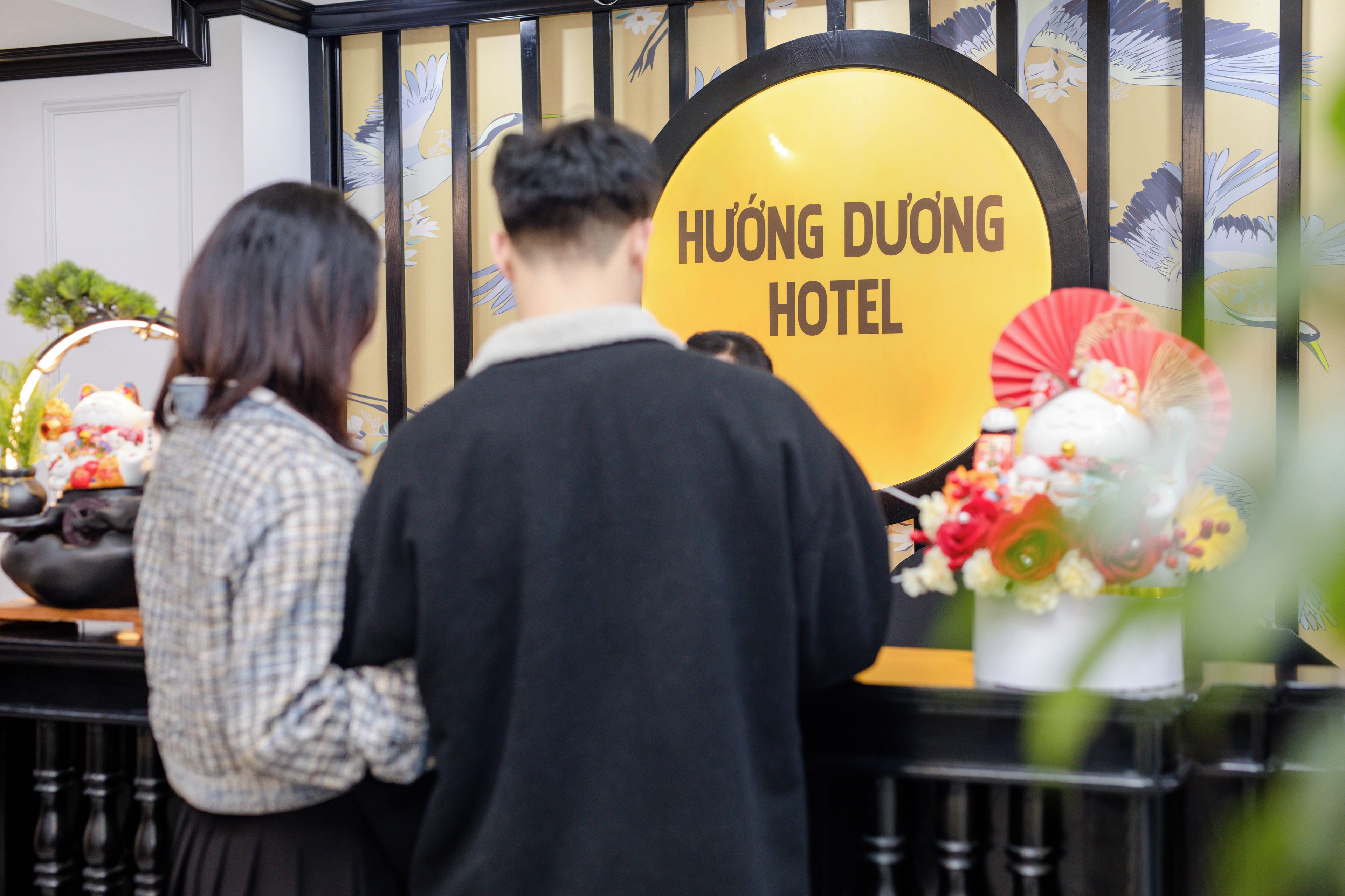 Un mostrador de recepción con un cartel para el Hotel Huong Duong.