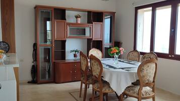 Panoramic Cottage, 3 Bedrooms, Sea View | In-room dining