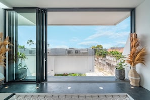 Villa superior | Vistas a la calle