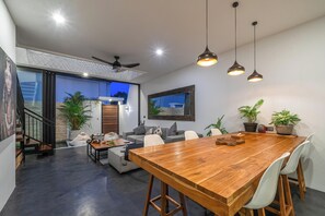 Superior Villa | Dining room