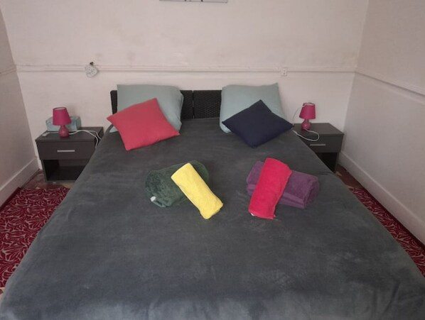 1 habitación, wifi y ropa de cama