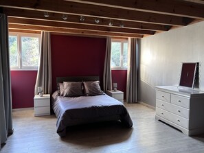 2 dormitorios, tabla de planchar con plancha, ropa de cama