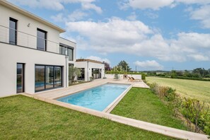Outdoor pool, a heated pool - Modern house with open views (Beauvallon)
