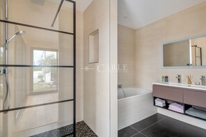 Sèche-cheveux, serviettes fournies