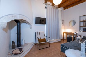 2 dormitorios, caja fuerte, escritorio y tabla de planchar con plancha