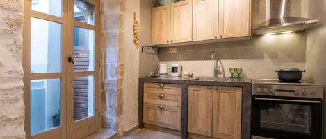 Fridge, oven, stovetop, coffee/tea maker