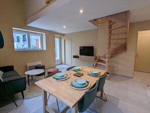Dining - Charming House in Angoulême: Private Courtyard, Modern Amenities, Pet-Friendly, Close to Attractions (Angoulême)