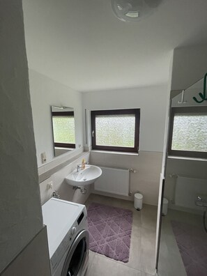 Douche, sèche-cheveux, serviettes fournies, savon