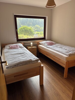 3 Schlafzimmer, Reisekinderbett, kostenloses WLAN, Bettwäsche