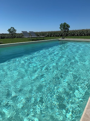 季节性开放的室外游泳池，10:00 至 20:00 开放，池畔遮阳伞，日光浴躺椅