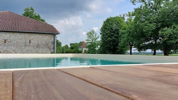 Piscine extérieure (ouverte en saison), parasols de plage