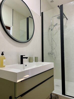Habitación de lujo, 1 cama de matrimonio, no fumadores, vistas al jardín | Baño | Ducha, secador de pelo, toallas y jabón