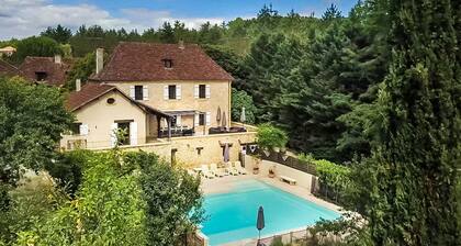 Quiet Périgord property with private swimming pool