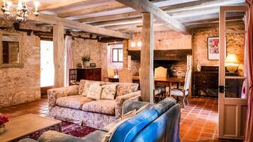 Televisie, een open haard, een dvd-speler en tafelvoetbal