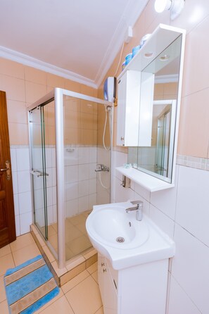 Dusche, Regendusche, kostenlose Toilettenartikel, Hausschuhe