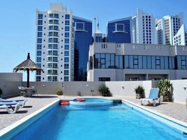 Una piscina al aire libre