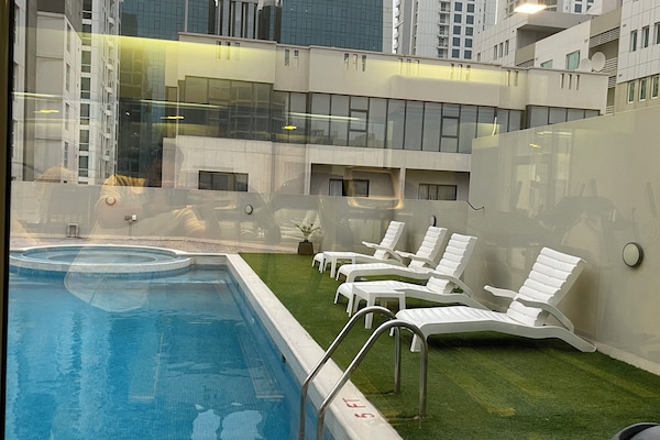 Una piscina al aire libre