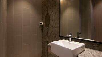 Douche, douche à « effet pluie », articles de toilette gratuits