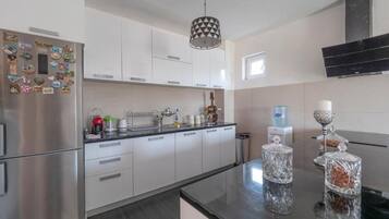 Réfrigérateur, four, plaque de cuisson, lave-vaisselle