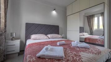 5 bedrooms, desk, iron/ironing board, WiFi