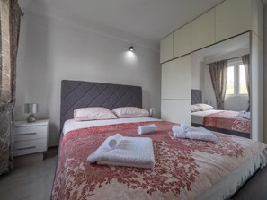 5 bedrooms, desk, iron/ironing board, WiFi