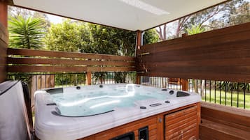 Tina de hidromasaje al aire libre