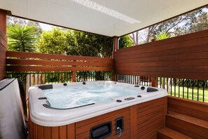 Outdoor spa tub - Bayview House Cowes by Ready Set Stay- Spa and Sauna (Cowes)