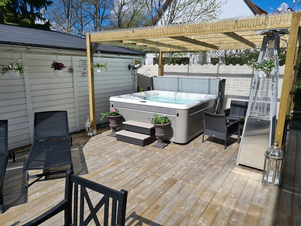 Outdoor spa tub - TG Oasis Örgryte Stugor & Rum (Gothenburg)