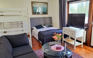 Family Twin Room (Shared Bathroom) | Premium bedding, individually decorated, individually furnished - TG Oasis Örgryte Stugor & Rum (Gothenburg)