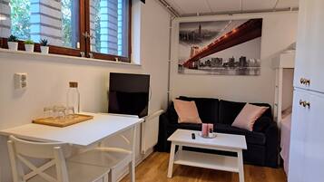 Trippelrum för familj (Shared Bathroom) | Utsikt mot trÀdgÄrden