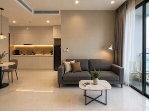 Un espacio habitable moderno con sofá, mesa de centro y zona de comedor.