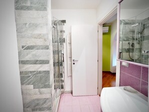 Secador de pelo, toallas