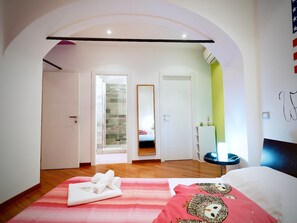 2 habitaciones, tabla de planchar con plancha, wifi y ropa de cama