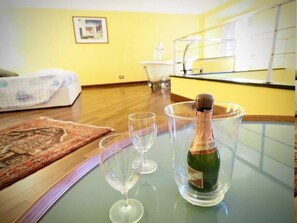 1 室のベッドルーム、WiFi、ベッドシーツ