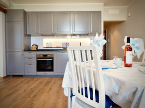 Four, plaque de cuisson, lave-vaisselle, cafetière/bouilloire